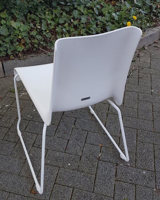 Image 1 of 2X Chaises d'intérieur et d'extérieur en plastique empilables de style vintage