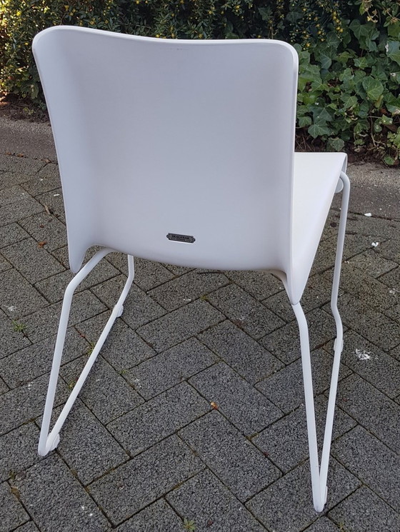 Image 1 of 2X Chaises d'intérieur et d'extérieur en plastique empilables de style vintage