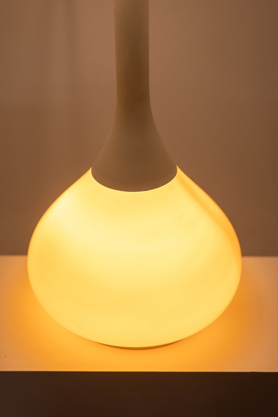 Image 1 of Lampe De Forme Bouteille En Métal Laqué Blanc Et Opaline. Années 1970.