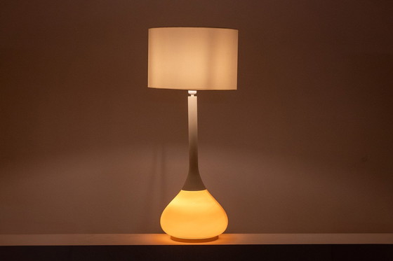 Image 1 of Lampe De Forme Bouteille En Métal Laqué Blanc Et Opaline. Années 1970.