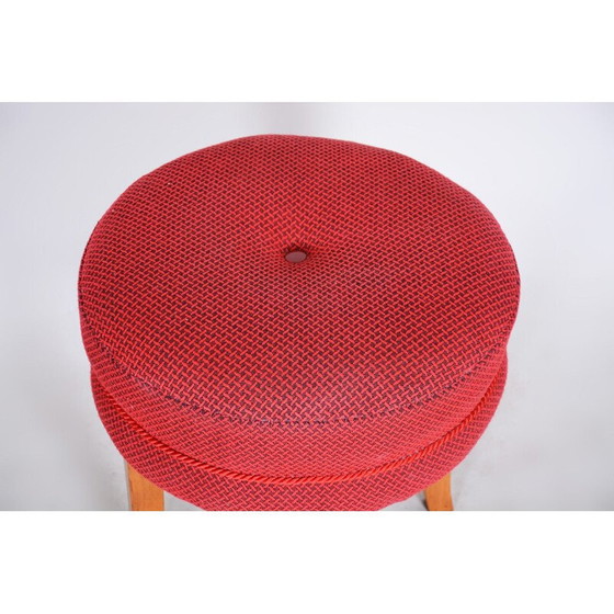 Image 1 of Tabouret du milieu du siècle en bois de hêtre et tissu rouge, années 50