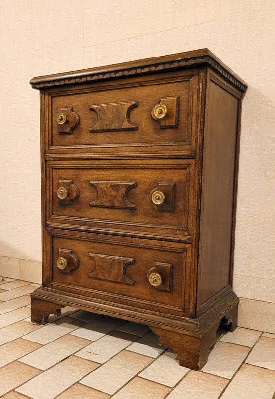 Image 1 of Armoire classique en bois