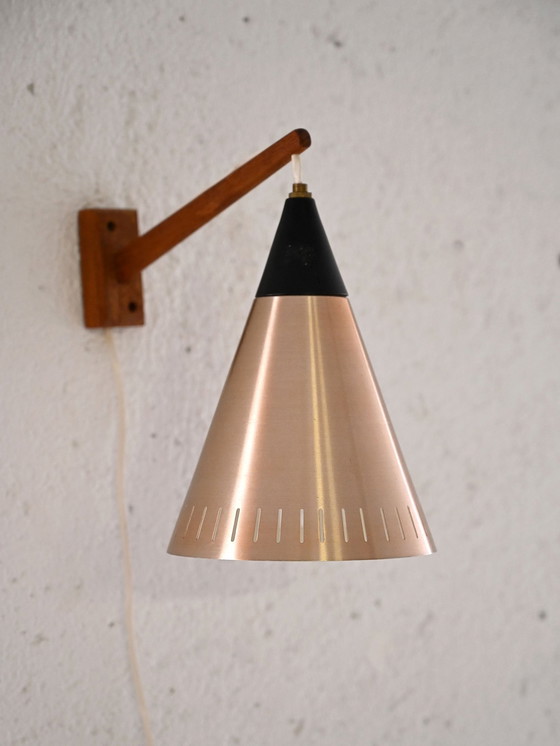 Image 1 of Lampe murale vintage scandinave avec bras en teck et abat-jour conique noir
