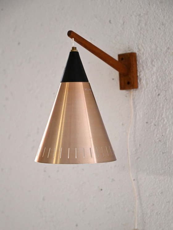 Image 1 of Lampe murale vintage scandinave avec bras en teck et abat-jour conique noir