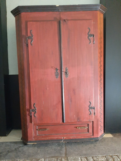 Armoire rouge pratique