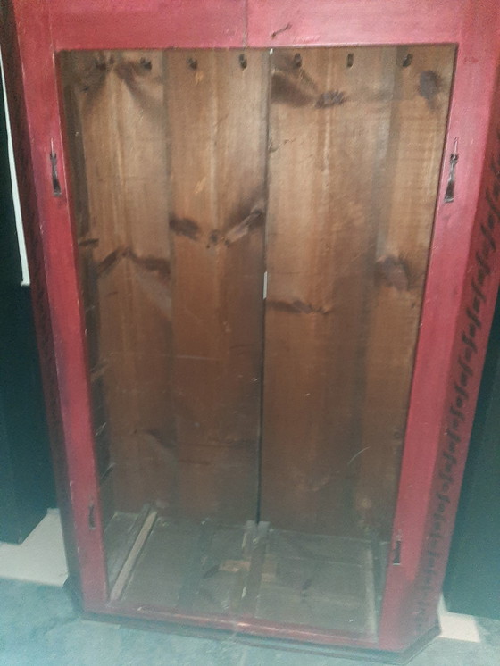 Image 1 of Armoire rouge pratique