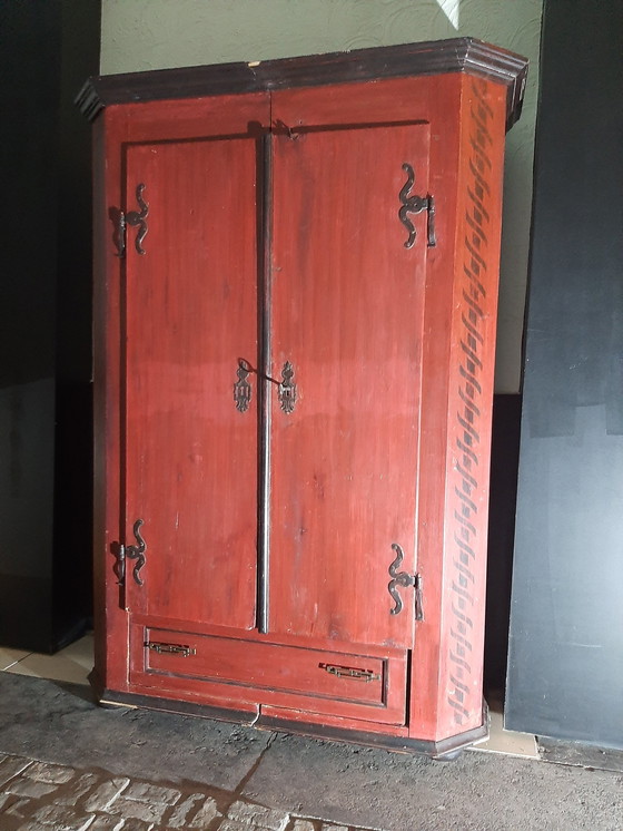 Image 1 of Armoire rouge pratique