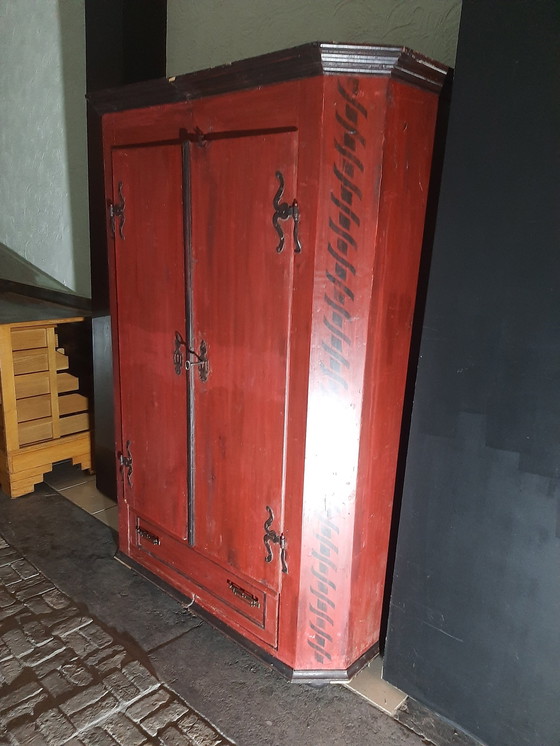 Image 1 of Armoire rouge pratique