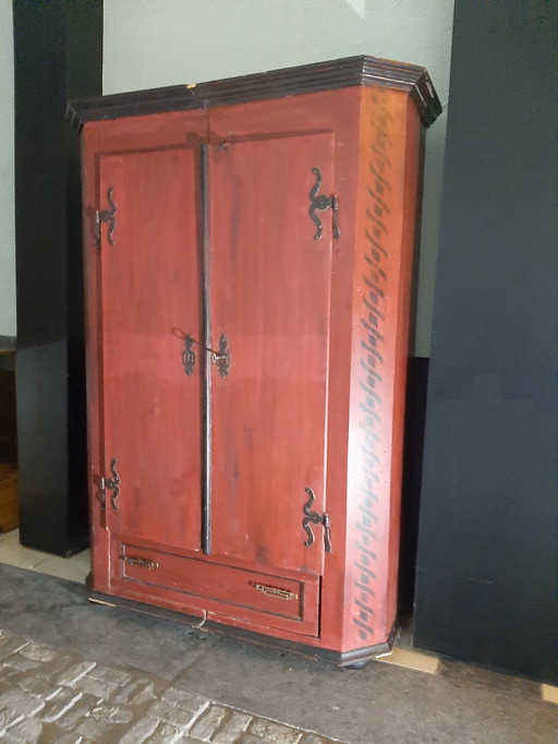 Armoire rouge pratique