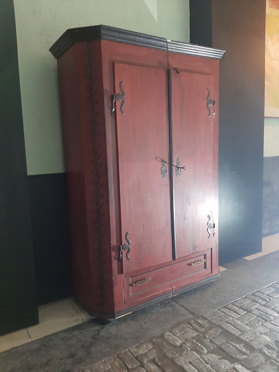 Image 1 of Armoire rouge pratique