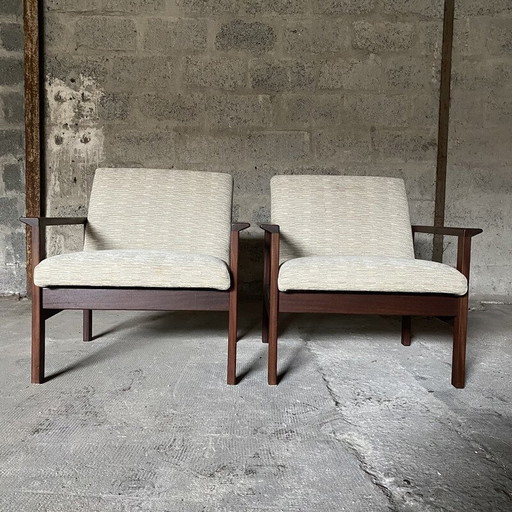 Paire de fauteuils scandinaves vintage en teck et tissu beige