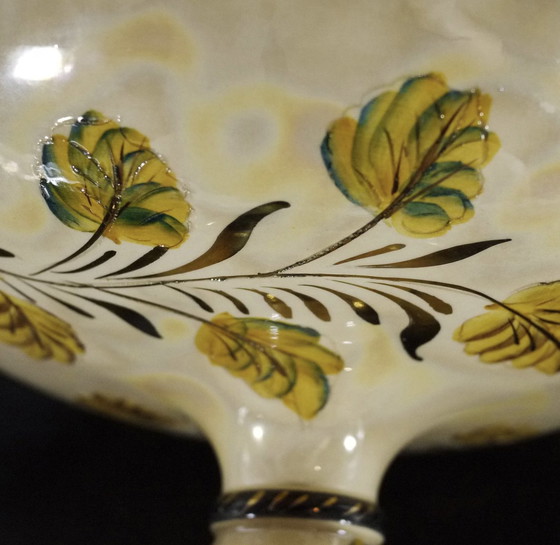 Image 1 of Grande Coupe Montée En Céramique À Décor Émaillé Et Irisé D'Oiseaux Et Floral