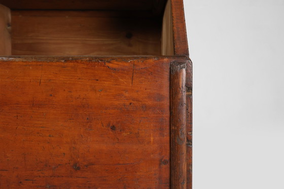 Image 1 of Ancienne auge rustique française du 19ème siècle ou meuble de rangement alternatif en bois de pin