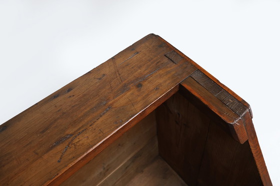 Image 1 of Ancienne auge rustique française du 19ème siècle ou meuble de rangement alternatif en bois de pin