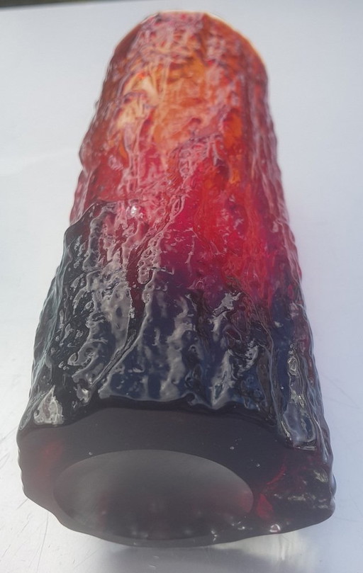 Vase en verre glacé avec écorce rouge et noire