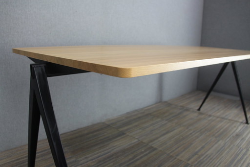 1X table Ahrend Pyramide en chêne