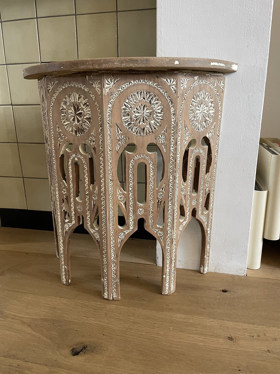 Image 1 of Table d'appoint orientale ancienne à croissant