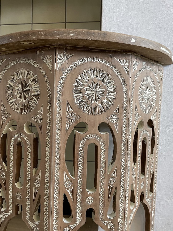 Image 1 of Table d'appoint orientale ancienne à croissant