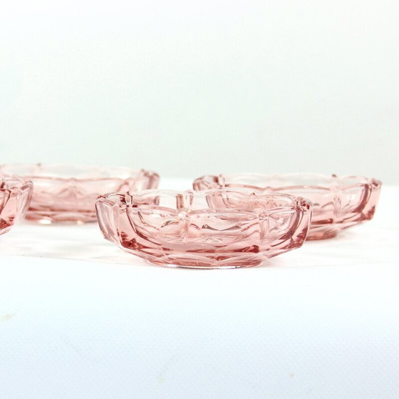 Image 1 of Ensemble de bols en verre rose vintage, Tchécoslovaquie années 1950