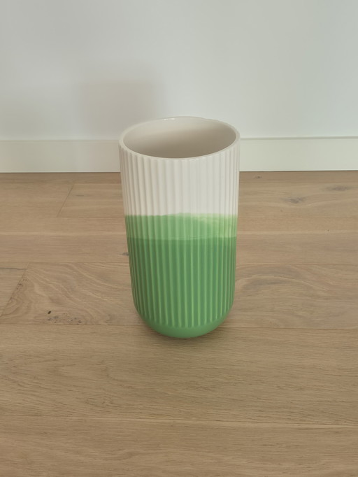 Vase Vitra en forme de vaisseau à chevrons