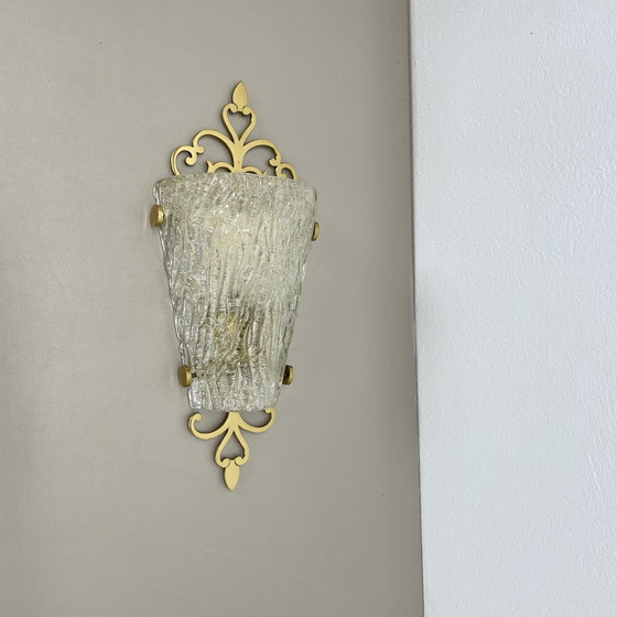 Image 1 of Magnifique applique murale de 41 cm en laiton et verre glacé, style Kalmar, Allemagne, années 1970