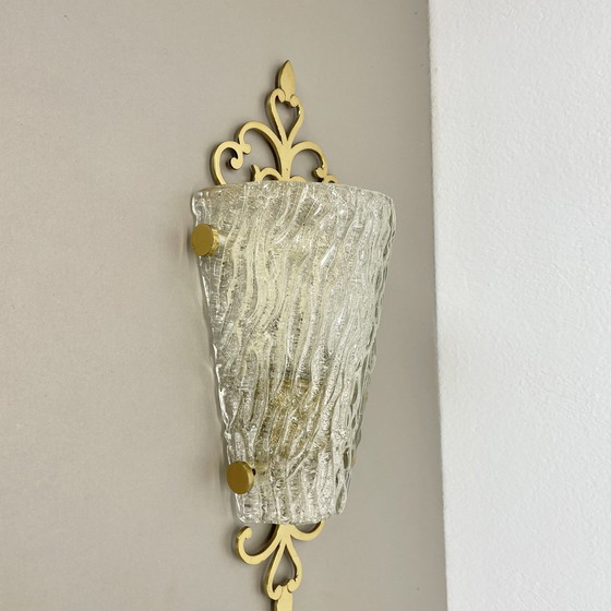 Image 1 of Magnifique applique murale de 41 cm en laiton et verre glacé, style Kalmar, Allemagne, années 1970