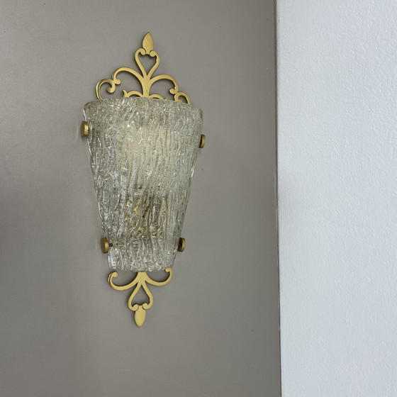 Image 1 of Magnifique applique murale de 41 cm en laiton et verre glacé, style Kalmar, Allemagne, années 1970