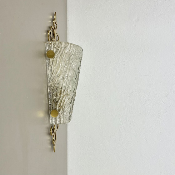 Image 1 of Magnifique applique murale de 41 cm en laiton et verre glacé, style Kalmar, Allemagne, années 1970