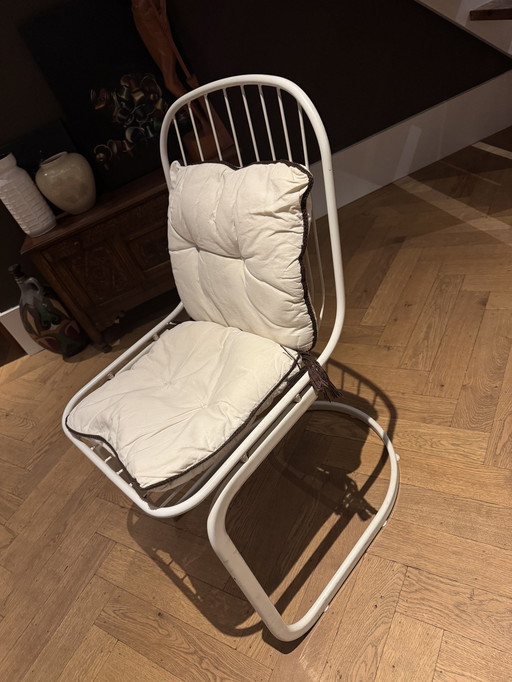 Chaise en acier blanc