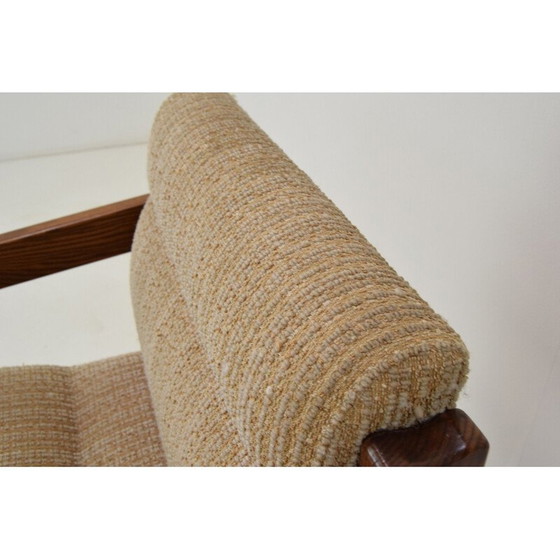 Image 1 of Fauteuil en bois et tissu du milieu du siècle, Tchécoslovaquie années 1960