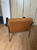 Chaise orange avec accoudoirs en cuir
