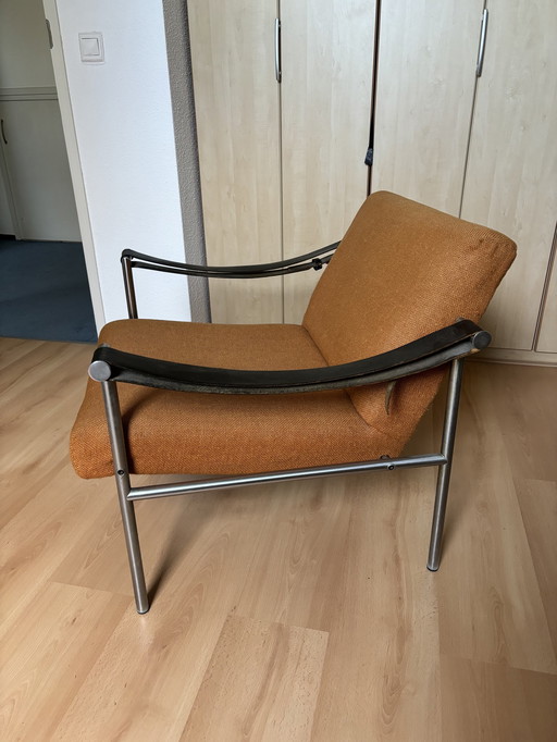 Chaise orange avec accoudoirs en cuir