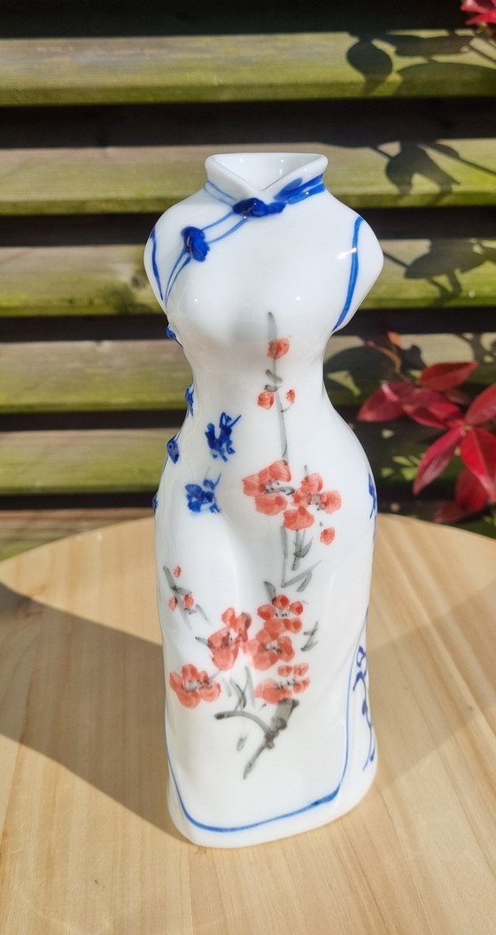 Image 1 of Vase en porcelaine blanche en forme de robe Kimono Set of 2