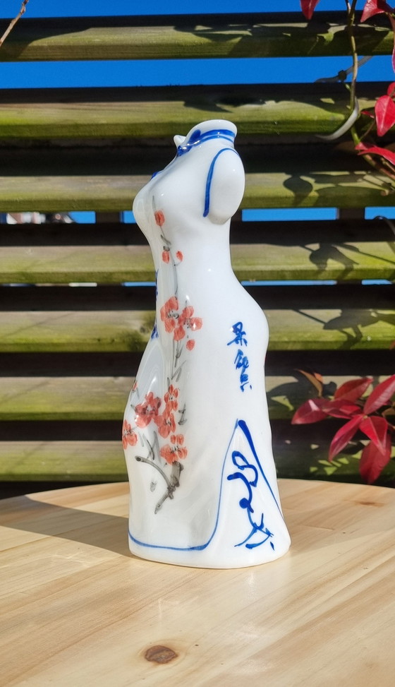 Image 1 of Vase en porcelaine blanche en forme de robe Kimono Set of 2
