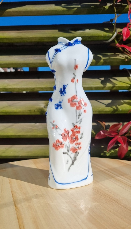 Image 1 of Vase en porcelaine blanche en forme de robe Kimono Set of 2