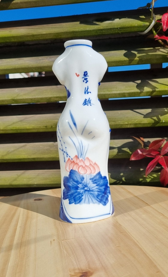 Image 1 of Vase en porcelaine blanche en forme de robe Kimono Set of 2