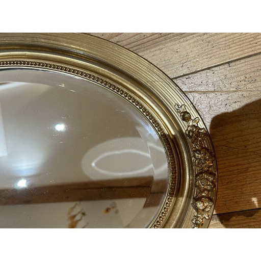 Miroir ovale vintage dans un cadre en bois doré