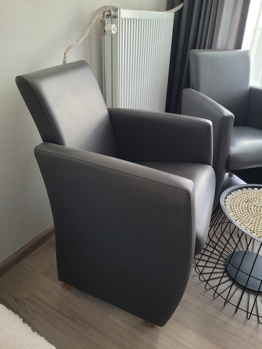 Deux chaises en cuir avec table basse