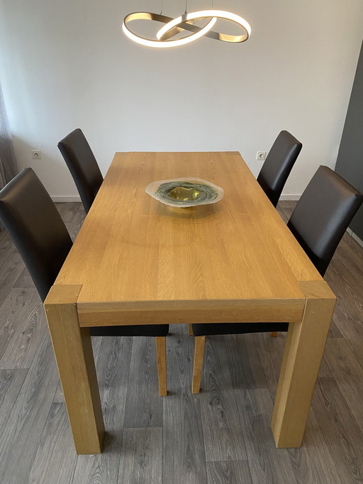 Table de salle à manger, 4 chaises de salle à manger et lampe suspendue