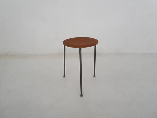 Tabouret tripode en teck et métal inspiré par Arne Jacobsen, Danemark, années 1960