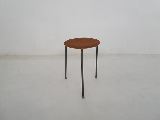 Image 1 of Tabouret tripode en teck et métal inspiré par Arne Jacobsen, Danemark, années 1960