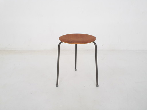 Tabouret tripode en teck et métal inspiré par Arne Jacobsen, Danemark, années 1960