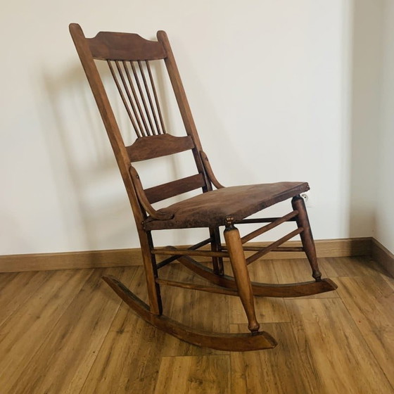 Image 1 of Chaise à bascule vintage en bois