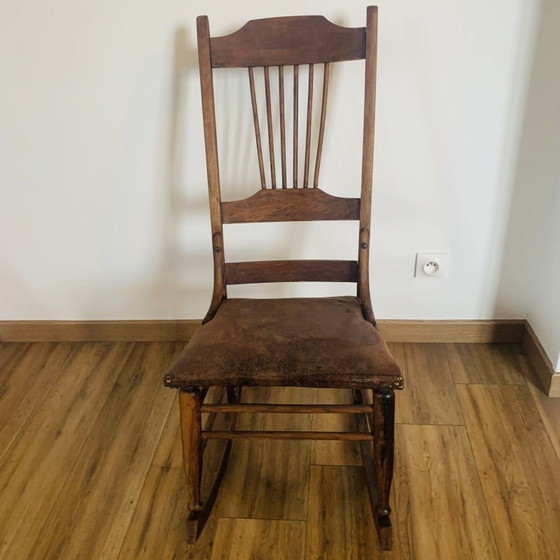 Image 1 of Chaise à bascule vintage en bois