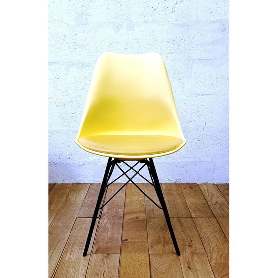 Image 1 of Chaise vintage en plastique jaune