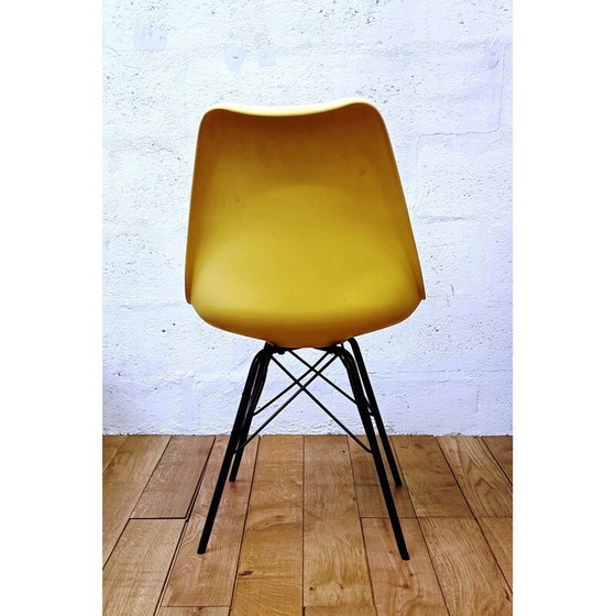 Image 1 of Chaise vintage en plastique jaune