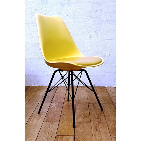 Image 1 of Chaise vintage en plastique jaune