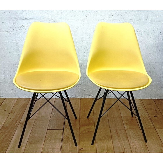 Image 1 of Chaise vintage en plastique jaune