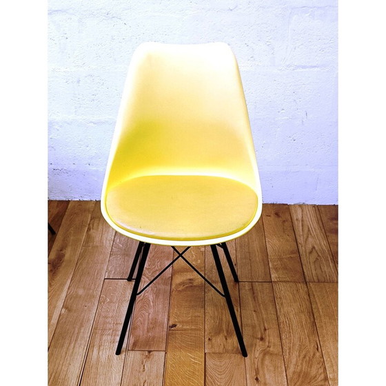 Image 1 of Chaise vintage en plastique jaune