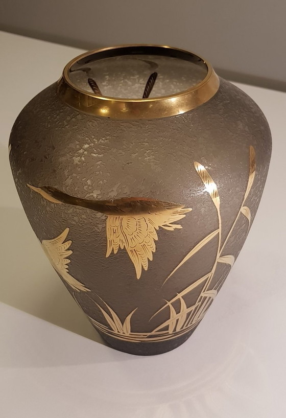 Image 1 of Vase en verre gravé avec décor doré et grue par Alfred Taube